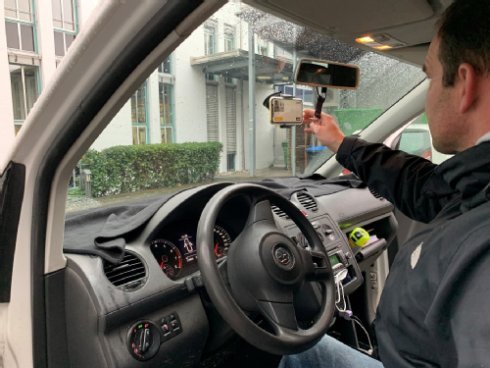 Herr Lerner (TBK) bedient das Smartphone mit der vialytics Software