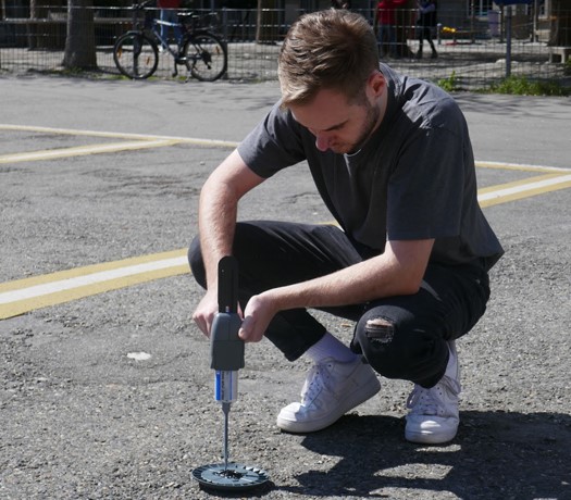 Ein Mann befestigt einen Parkraumsensor auf dem Stephansplatz