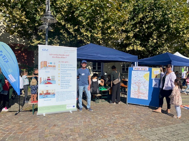 Elternbegleitung bei dem Weltkindertagsfest Aktionstand der Konstanzer Familienzentren auf dem Augustinerplatz