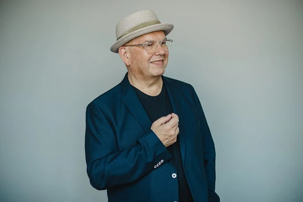 Bild von Paul Rohde in Anzug und mit einem beigen Hut. Seine Blickrichtung zeigt nach rechts.