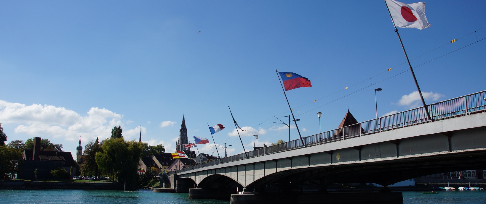 Internationale Flaggen auf der alten Konstanzer Rheinbrücke