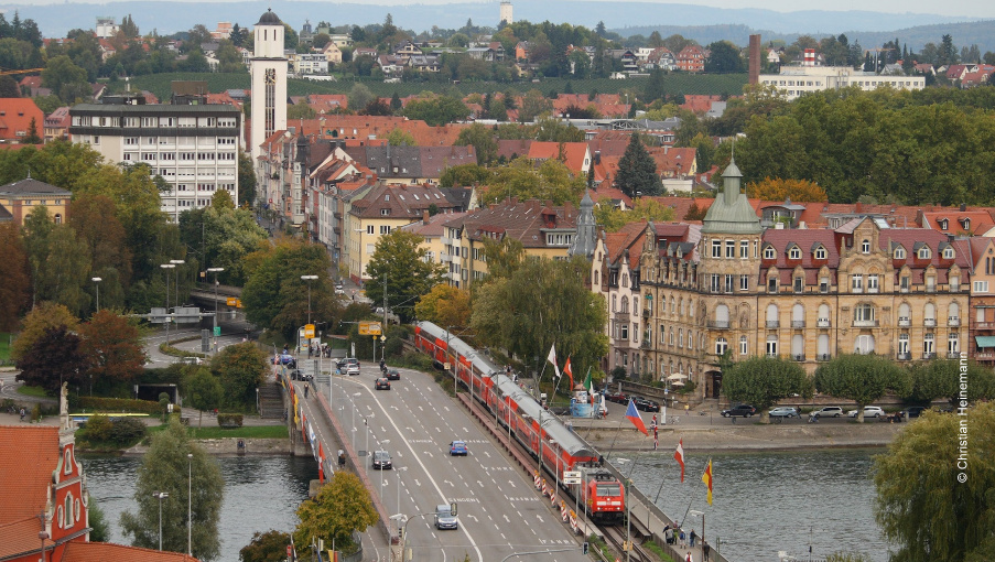 Das Luftbild zeigt eine Autobrücke, die die Konstanzer Innenstadt über den Rhein mit der anderen Seite verbindet.