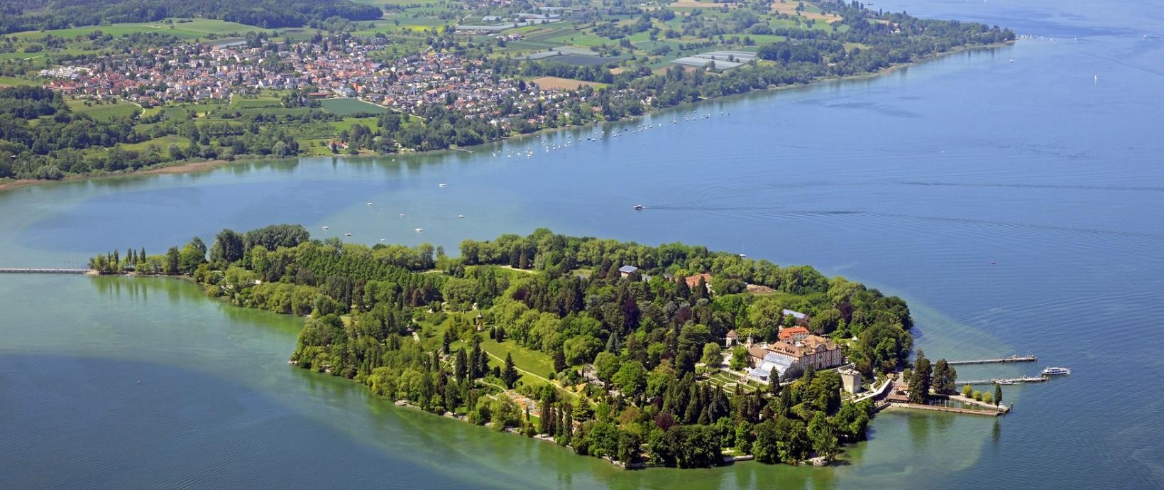 Luftbild von Litzelstetten; im Vordergrund die Mainau und der Bodensee