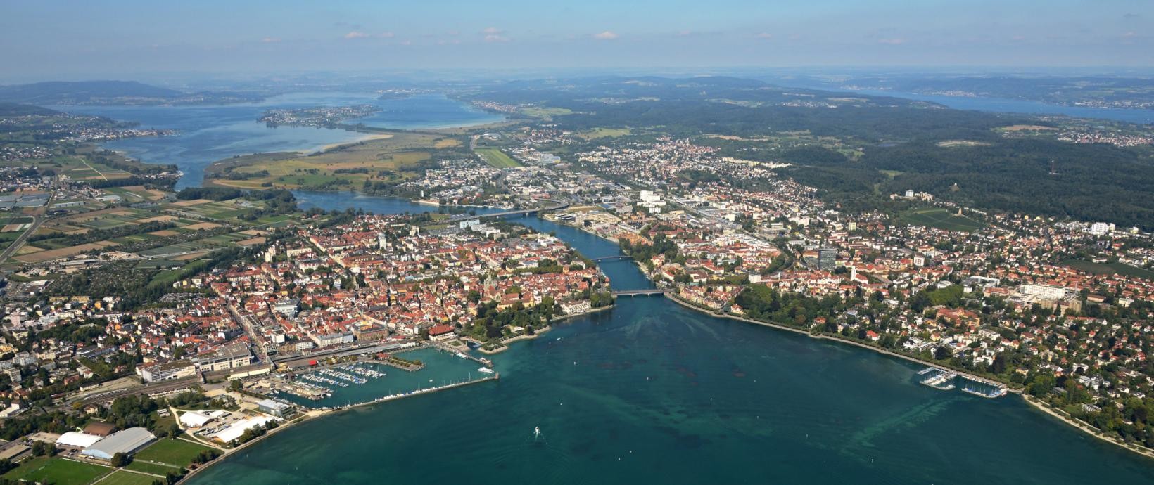 Luftbildansicht von Konsanz mit Blick vom Konstanzer Trichter in Richtung Seerhein.