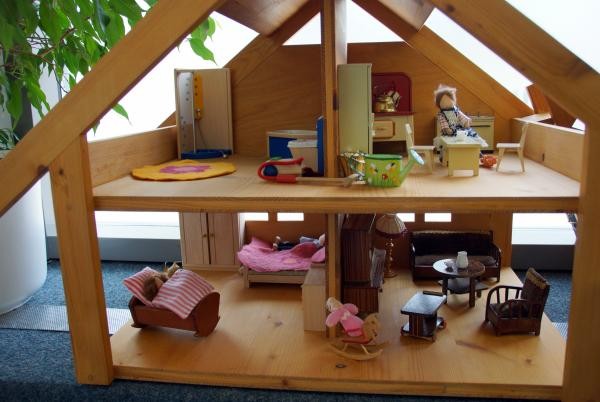 Symbolbild: Puppenhaus aus Holz mit Einrichtung