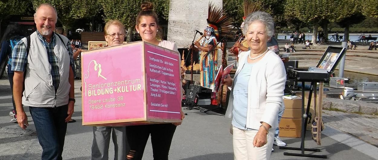 Ehrenamtliche Mitarbeiter*innen und Studierende aus dem SeZe bei Tag des bürgerschaftlichen Engagements Aktiv mitgestalten im Seniorenzentrum Bildung + Kultur