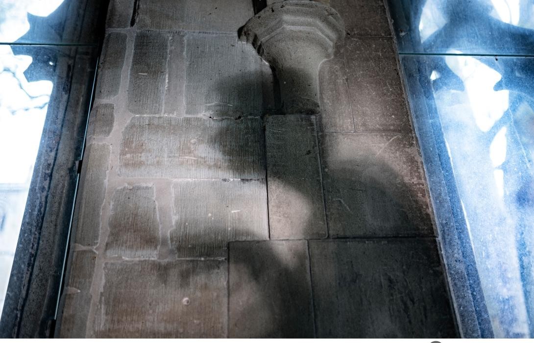 Schatten einer Person an der Mauer des Konstanzer Münsters