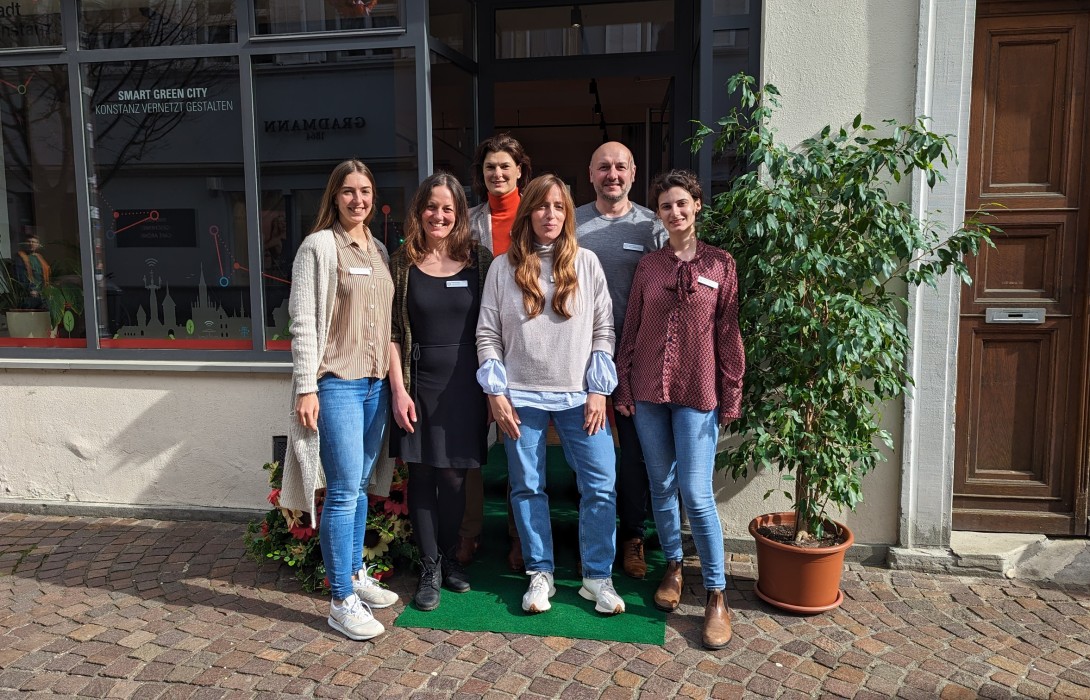 Gruppenfoto des Smart Green City Teams vor dem Begegnungsraum in der Hussenstraße 13