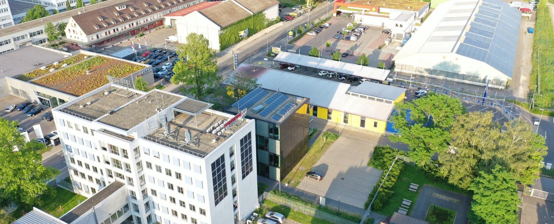 Luftaufnahme: Verwaltungsgebäude und Betriebsgelände der Stadtwerke Konstanz