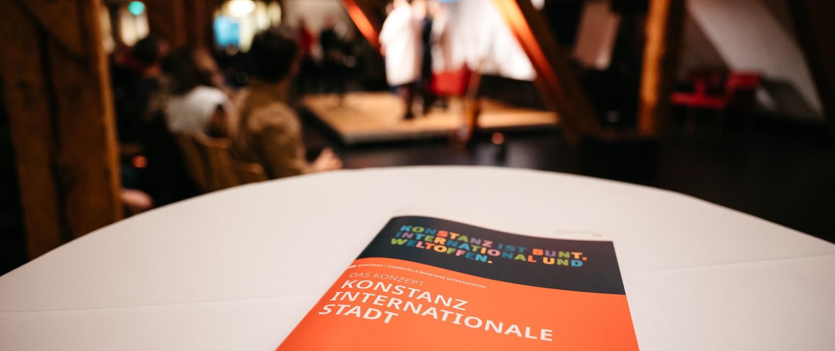 Internationale Flaggen auf der alten Konstanzer Rheinbrücke