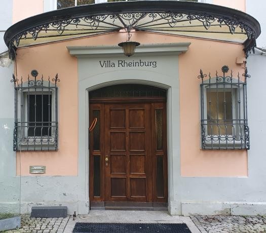 Eingang der Villa Rheinburg