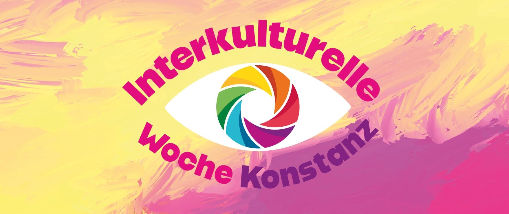 Konstanz aus der Ferne, im Hintergrund der Bodensee und Berge