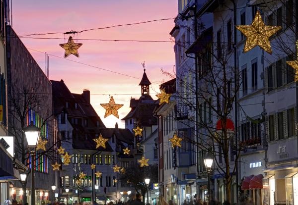 Blick in die Hussenstraße mit weihnachtlicher Beleuchtung in Form von leuchtenden Sternen