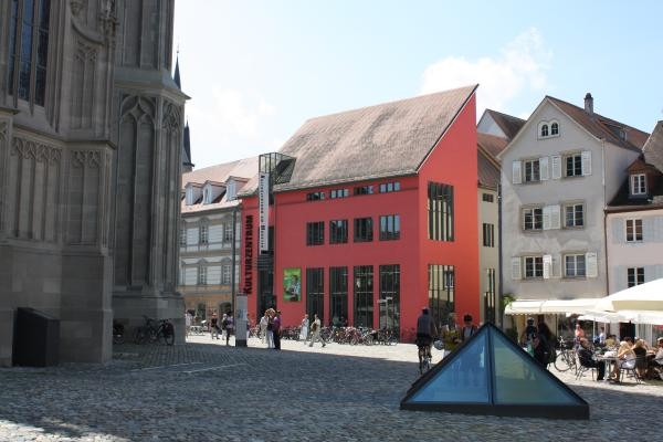 Blick auf den Münsterplatz mit Kulturzentrum