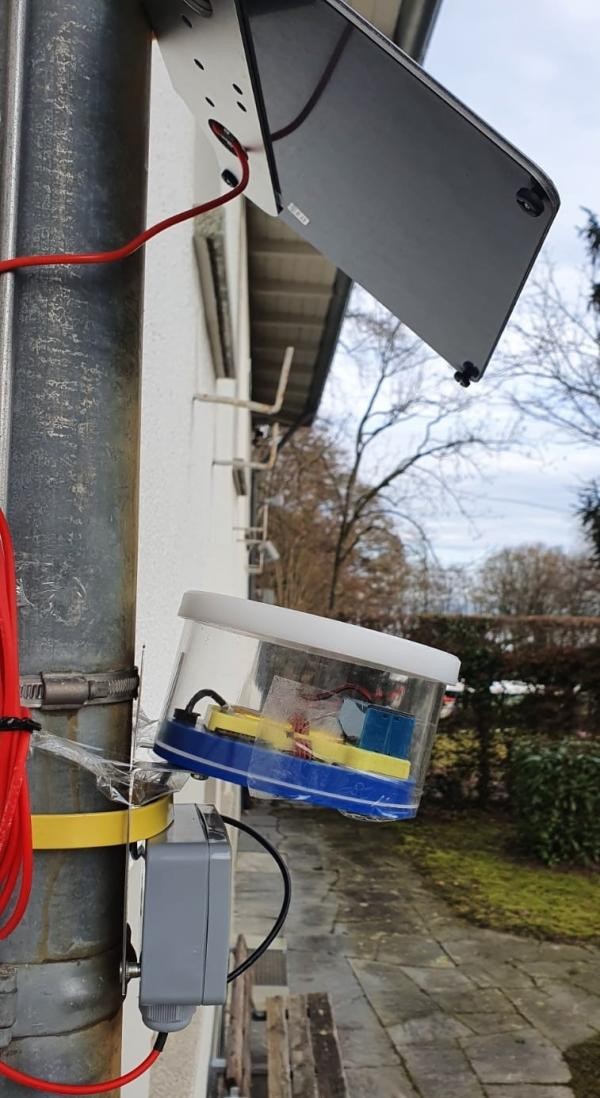 Ein solarbetriebenes Smart Kit, befestigt an einem Abflussrohr.