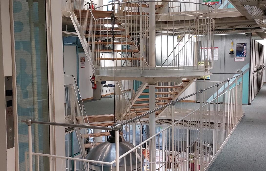 Lift und Treppenhaus des Verwaltungsgebäudes an der Laube, Innenraum mi Geländern