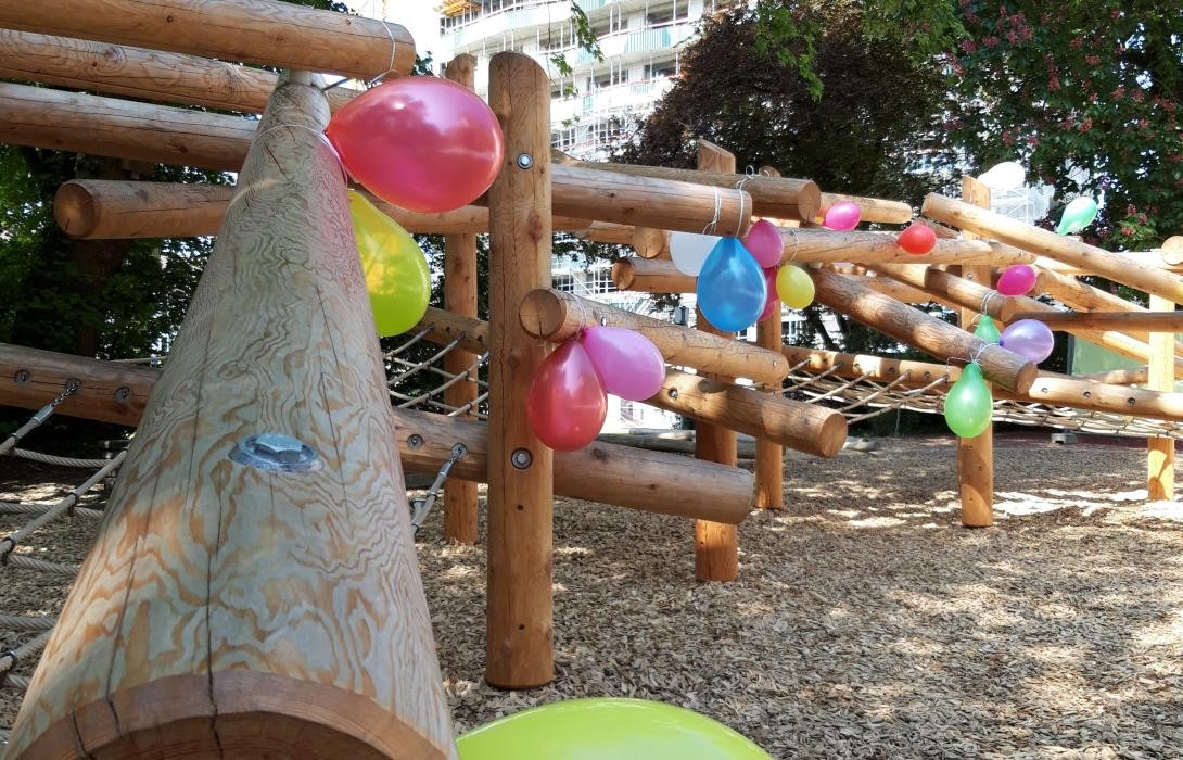 Klettergerüst mit Luftballons