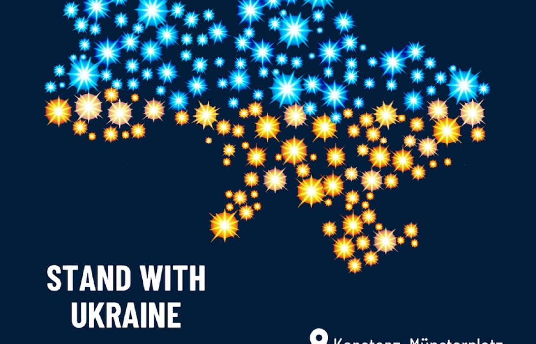 Grafik die Lichtpunkte in Blau und Gelb zeigt, die die Form des Landes Ukraine formen. Text: "Stand with Ukraine. 24. Februar. Konstanz, Münsterplatz. 18 Uhr Mahnwache"