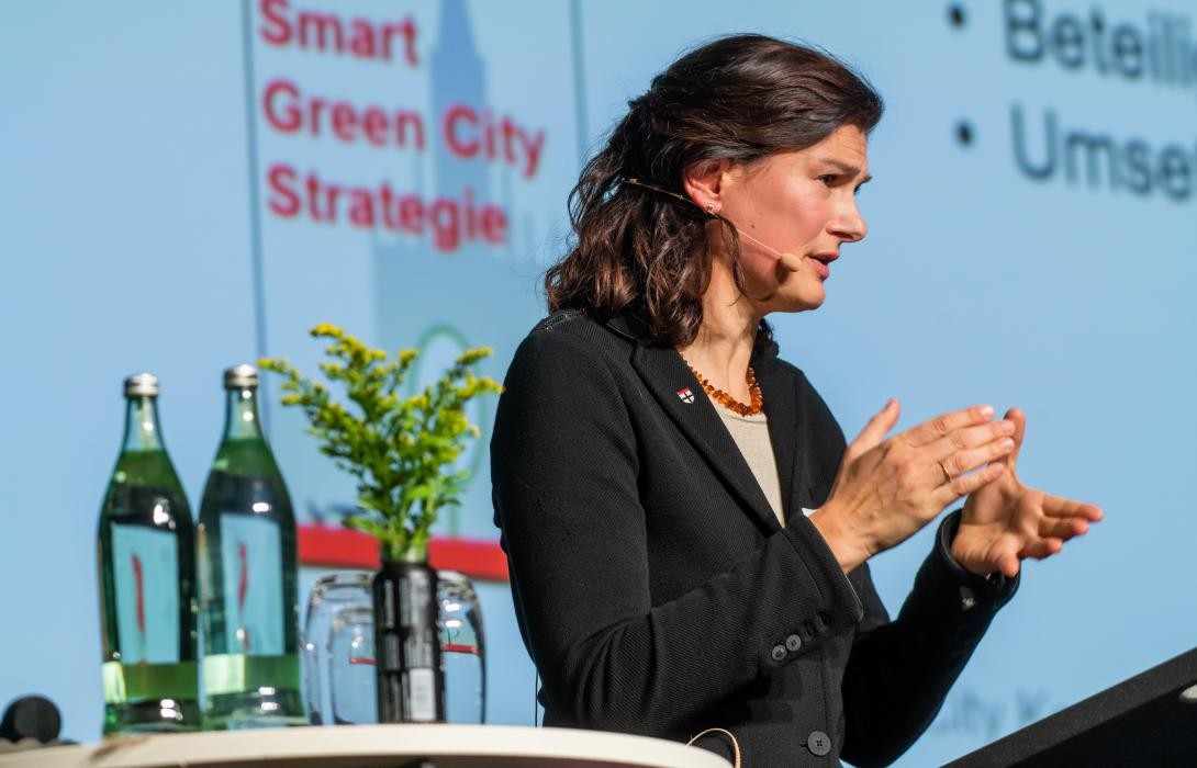 Programmleitung Dr. Christin Wohlrath präsentiert Smart Green City an Rednerpult