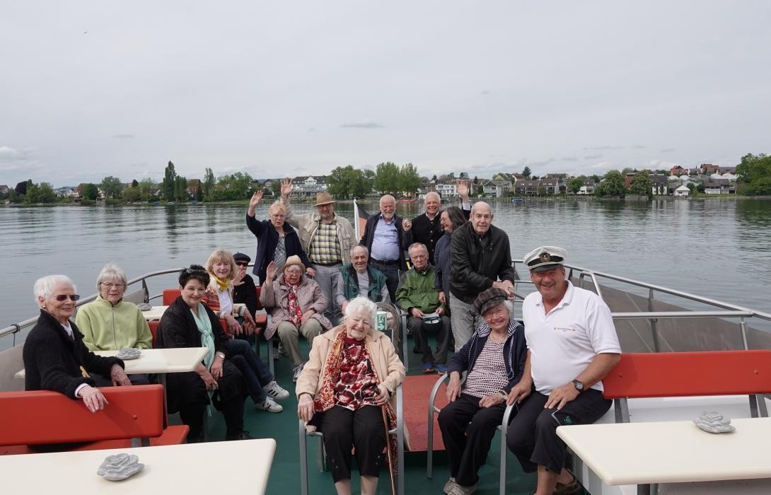 Senioren auf dem Motorboot