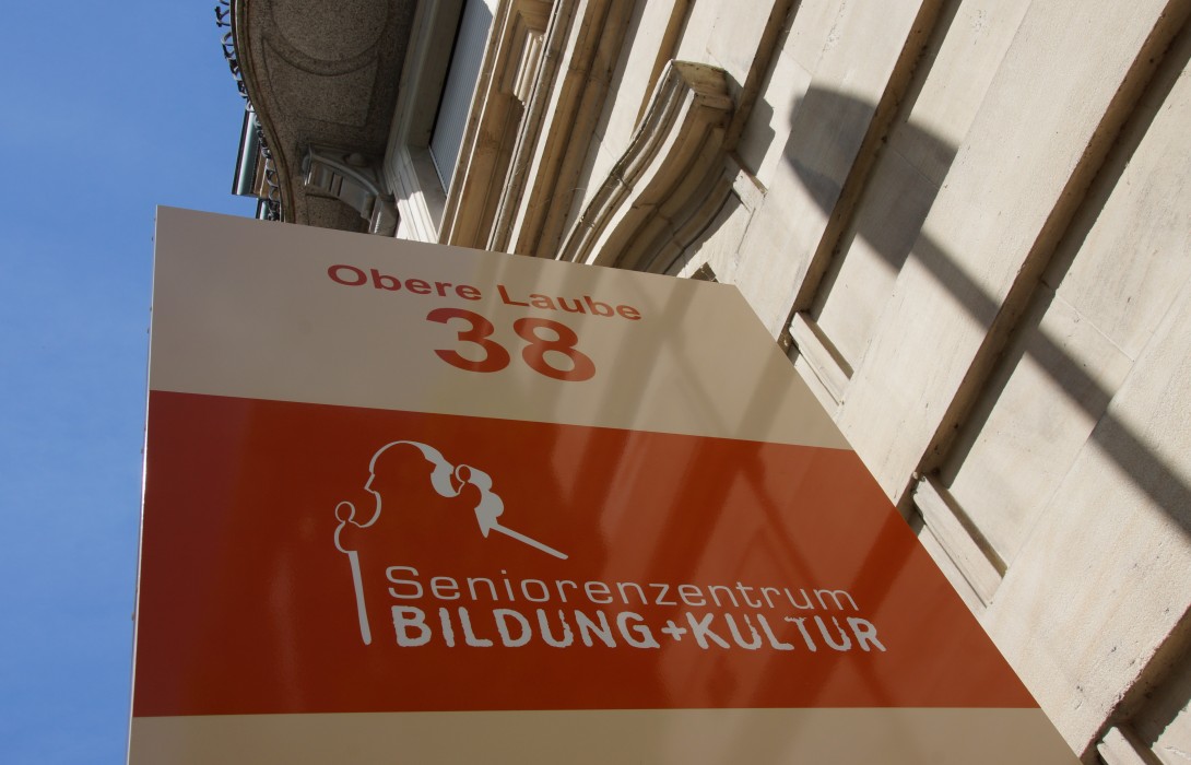 Stele vor dem Seniorenzentrum in der der Oberen Laube 38 mit dem Logo des Seniorenzentrums