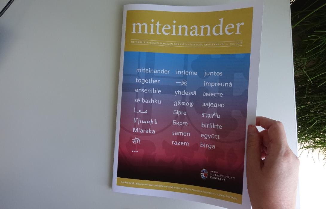 Miteinander steht auf dem Deckblatt der Mitarbeitenden Zeitung der Spitalstiftung - übersetzt in verschiedene Sprachen