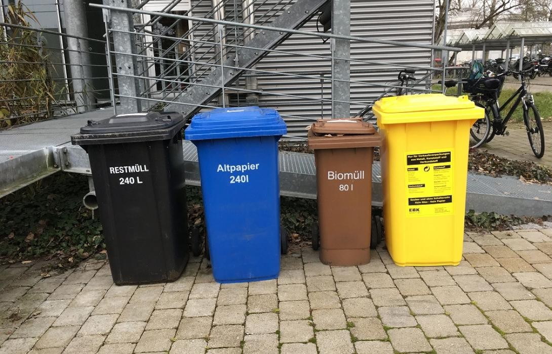 Vier EBK Mülltonnen, grau, blau, braun und gelb. 