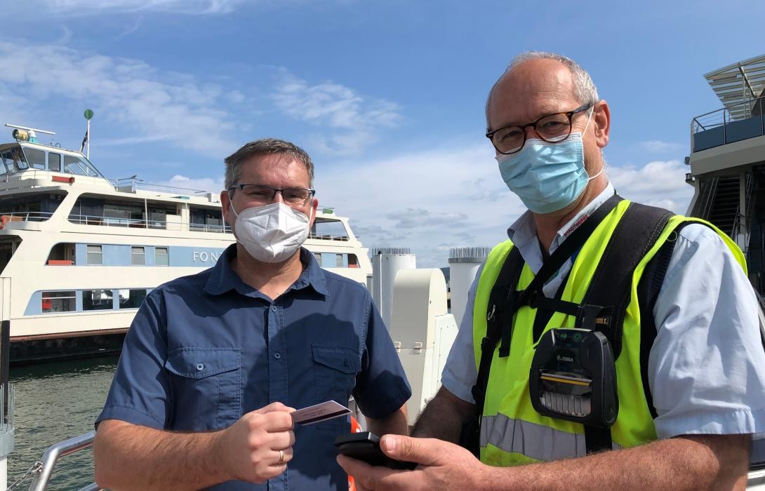 Projektleiter Sigmar Störk (links) und Kassier Meinrad Rembold testen das neue System zum bargeldlosen Bezahlen auf der Fähre Konstanz-Meersburg.      