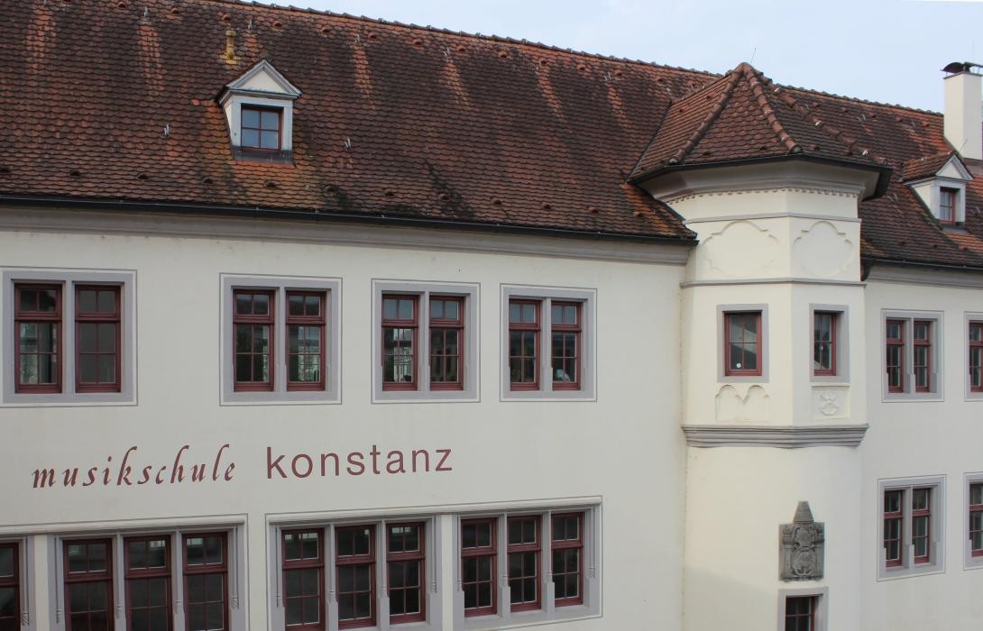 Fassade der Musikschule mit Fenstern und einem Teil des Daches sowie der Aufschrift: "Musikschule Konstanz"