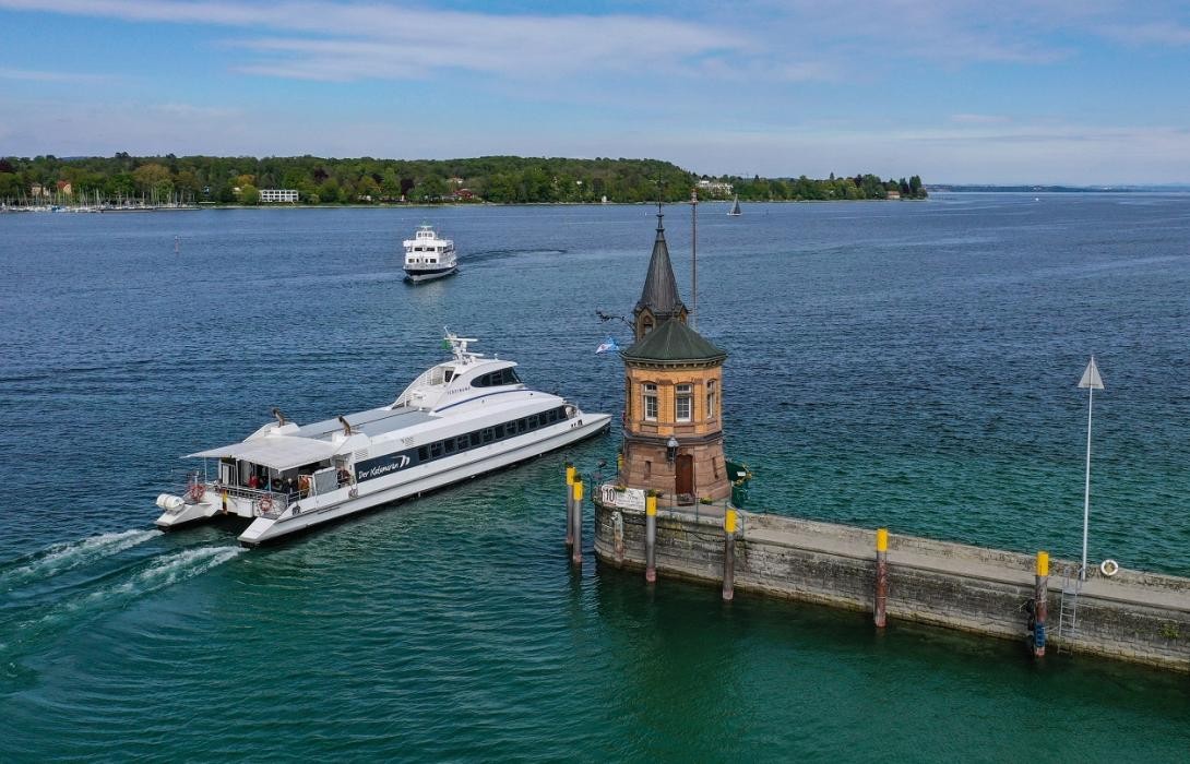 Ein Katamaran fährt aus dem Konstanzer Hafenbecken aus
