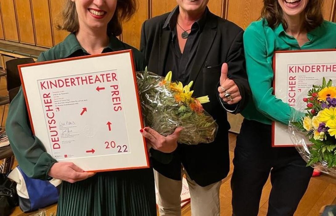 Drei Frauen mit Urkunden und Blumen: Die Konstanzer Intendantin Karin Becker freut sich mit Autorin Gwendoline Soublin (links) und Übersetzerin Corinna Popp (rechts) über den Kindertheaterpreis 2022