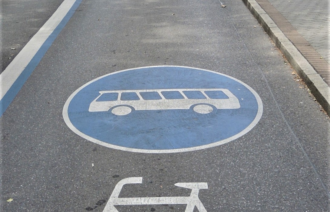 Straße mit Fahrrad- und Bussymbol