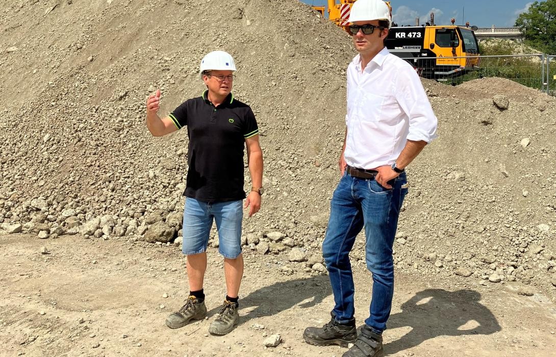 Bauleiter Christian Broghammer und Landrat Zeno Danner auf der Baustelle