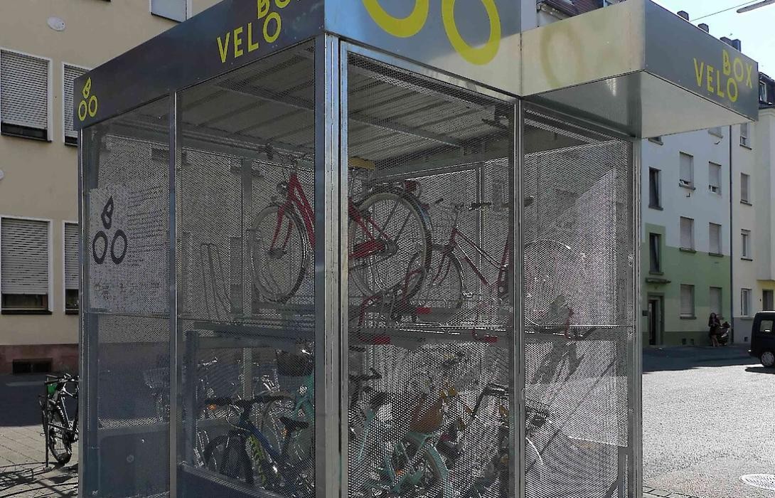 Velobox mit Fahrrädern auf einem Platz