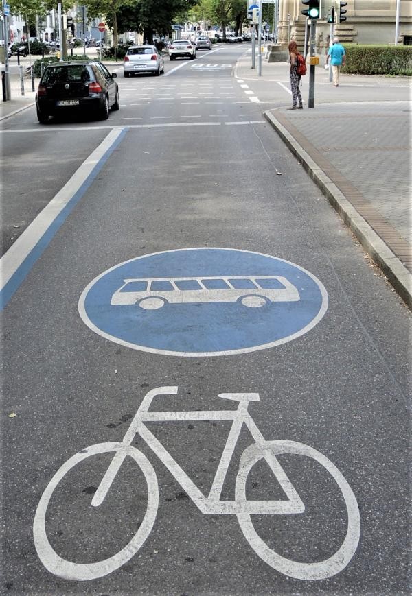 Straße mit Fahrrad- und Bussymbol