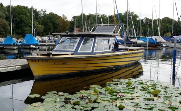 Das Solarboot "Korona" im Wasser