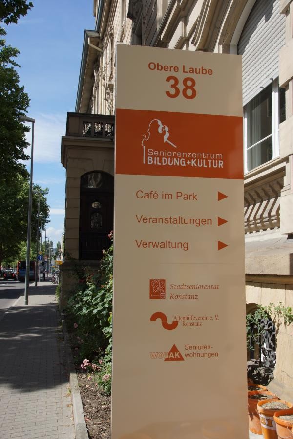 Schild vor dem Seniorenzentrum mit Hausnummer und Logos