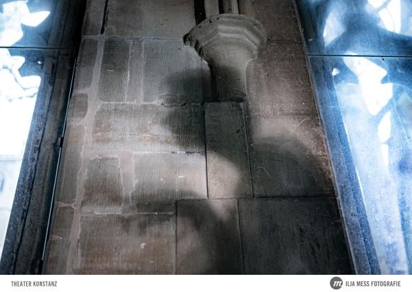 Schatten einer Person an der Mauer des Konstanzer Münsters