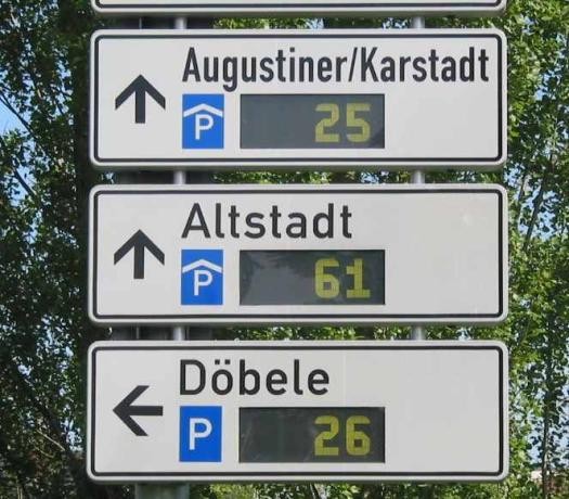 Digitale Anzeige mit freien Parkplätzen in Parkhäusern