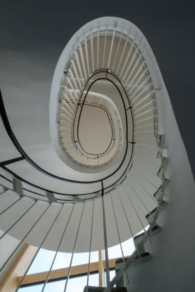 Das spiralartige Treppenhaus des KiKuZ von unten nach oben fotografiert