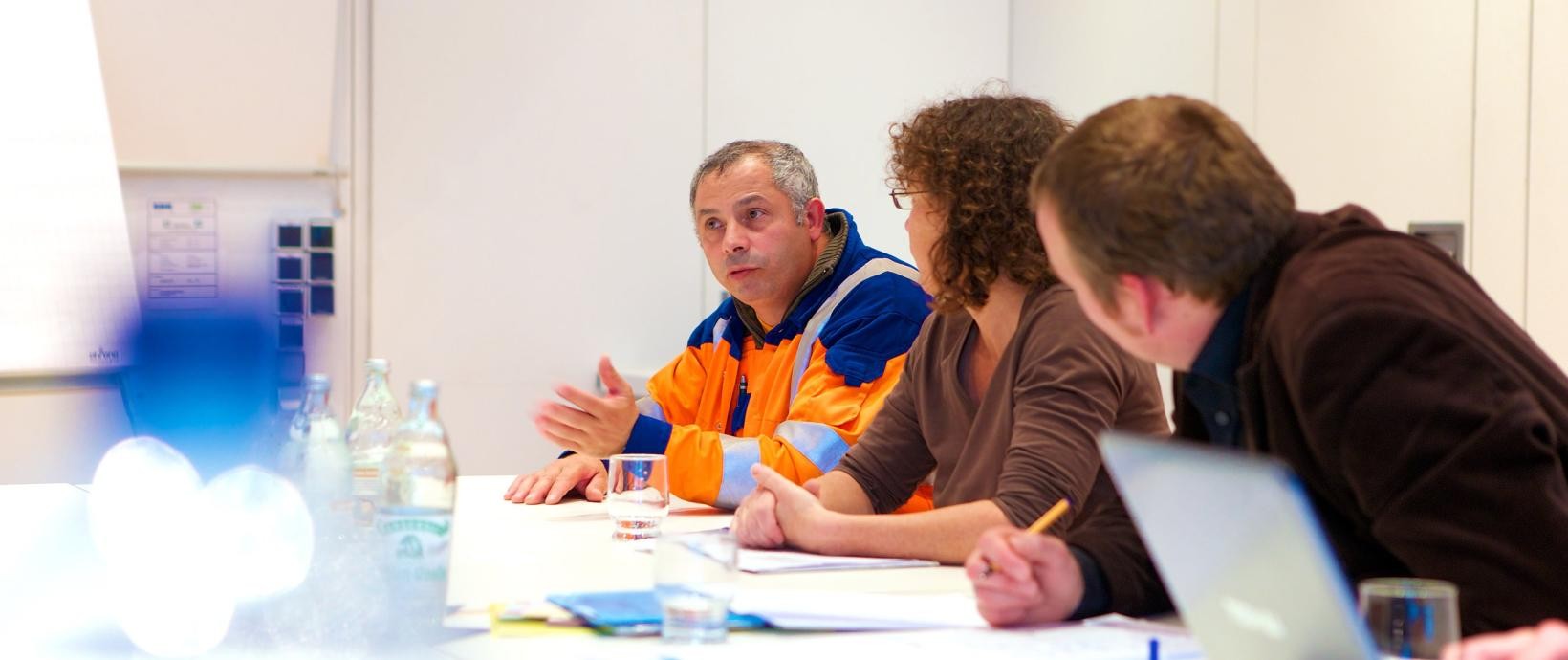 Mitarbeitende der Entsorgungsbetriebe an einem Besprechungstisch