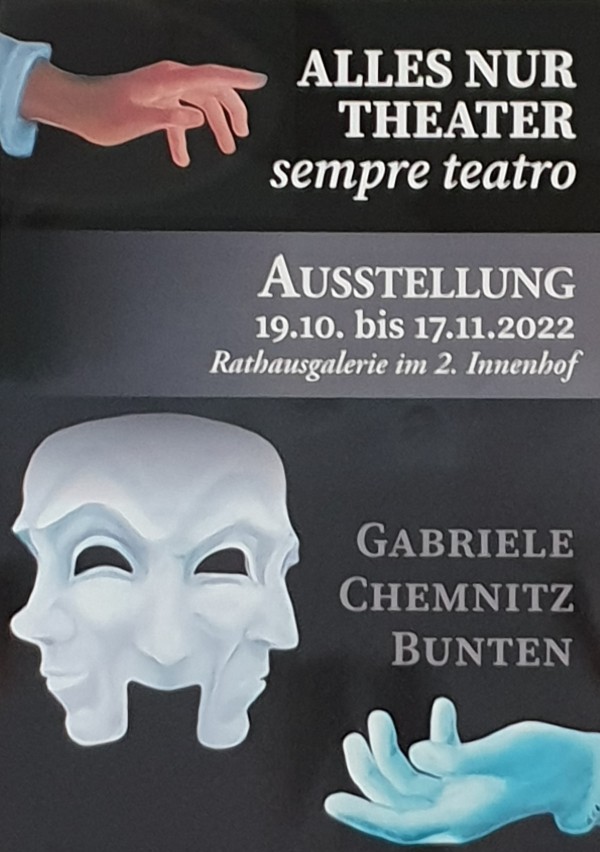 Plakat der Ausstellung mit dem Text "Alles nur Theater - sempre teatro" Ausstellung 19.10 bis 17.11.2022 Rathausgalerie im 2. Innenhof. Gabriele Chemnitz Bunten"