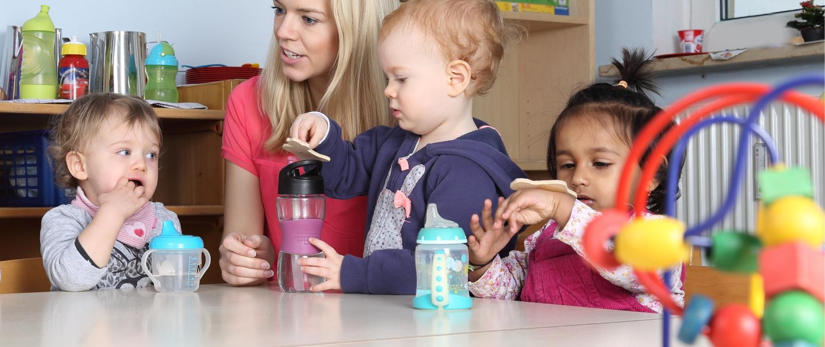 © shutterstock.com Betreuungsperson mit Kindern