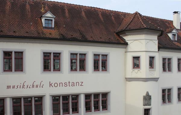 Fassade der Musikschule mit Fenstern und einem Teil des Daches sowie der Aufschrift: "Musikschule Konstanz"