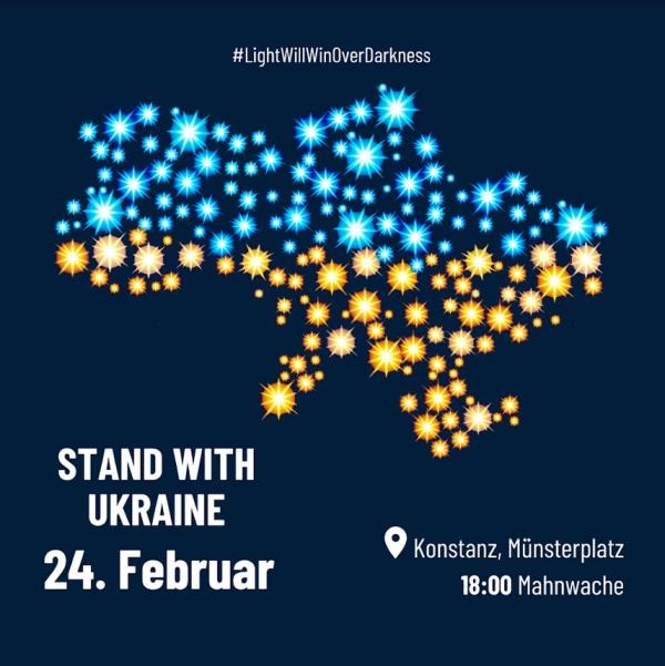 Grafik die Lichtpunkte in Blau und Gelb zeigt, die die Form des Landes Ukraine formen. Text: "Stand with Ukraine. 24. Februar. Konstanz, Münsterplatz. 18 Uhr Mahnwache"
