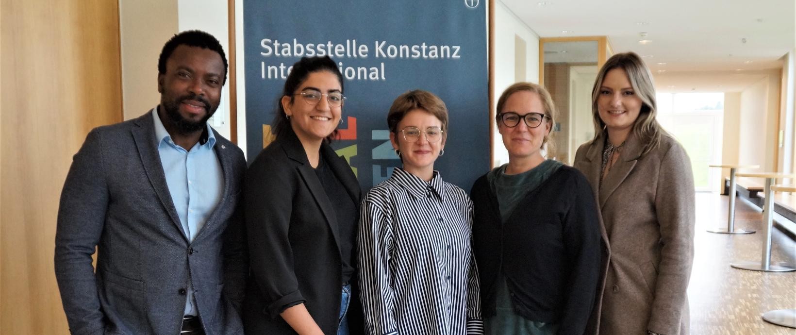 Internationale Flaggen auf der alten Konstanzer Rheinbrücke