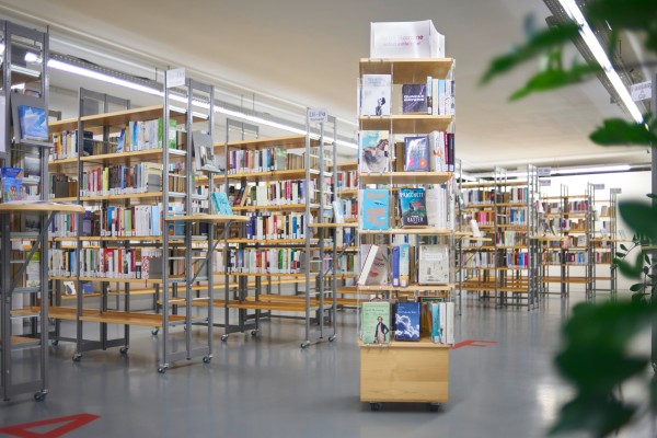 Innenraum der Stadtbibliothek - viele Reagle mit Büchern