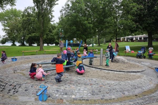 Kinder spielen auf dem Sand- und Matschplatz
