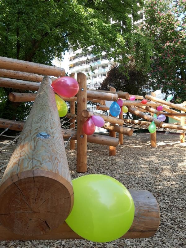 Klettergerüst mit Luftballons