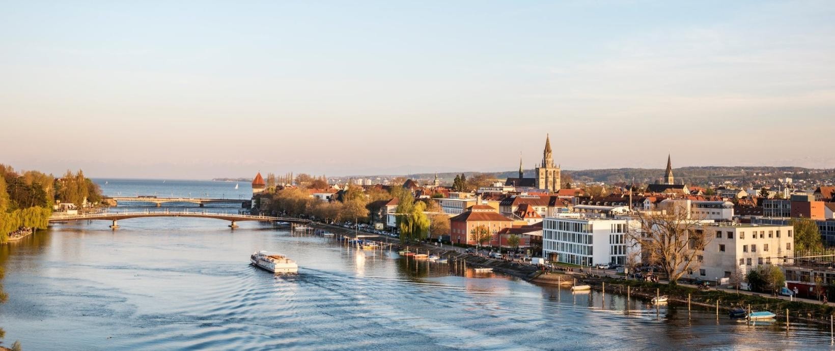 Blick auf den Rhein; rechts daneben die Konstanzer Altstadt